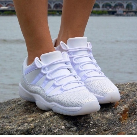 AIR JORDAN 11 Retro Low Heiress White - Picture 2 of 14